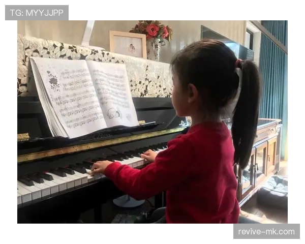 张楠训练完直接去接娃，球拍还没放下就开始辅导作业